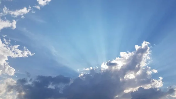 Крупный План Голубые Облака Неба — стоковое фото