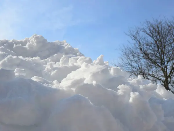 Cumulo Neve Collina Con Cielo — Foto Stock