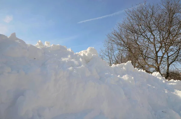 Montón Nieve Colina Con Cielo —  Fotos de Stock