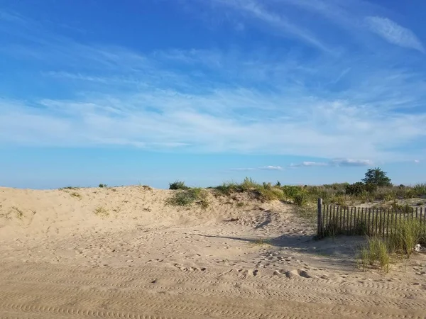 Strand Met Zandduinen Een Pad Naar Zee — Stockfoto