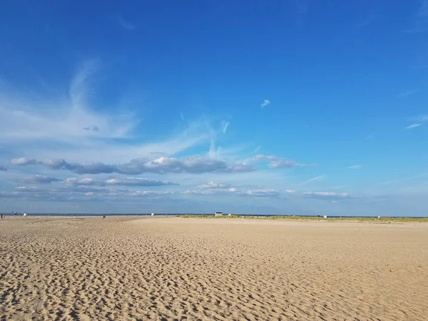 Strand Met Zandduinen Een Pad Naar Zee — Stockfoto