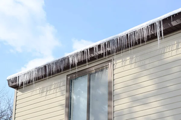 Eiszapfen Dach — Stockfoto