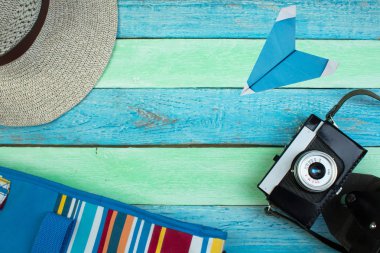 Eski fotoğraf makinesi ve kağıt tesisi ahşap arka plan üzerinde ile şapka. Üstten görünüm 