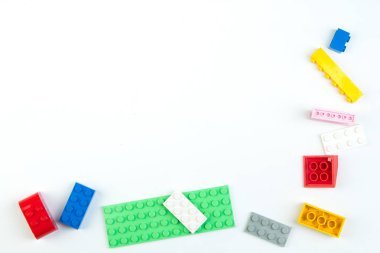 Beyaz arka plan üzerinde izole renkli gökkuşağı oyuncak tuğla kümesi 