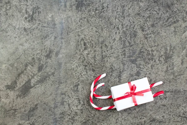 Fondo Navidad Con Bastones Caramelo Caja Regalo Sobre Fondo Hormigón — Foto de Stock