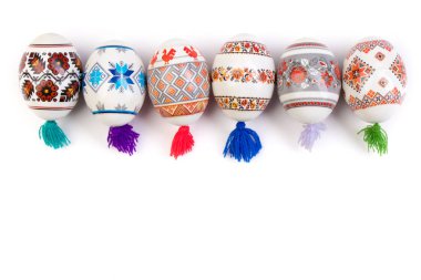 Mutlu Paskalyalar. İzole edilmiş beyaz arka planda renkli, parlak paskalya yumurtaları. Metin için alanı kopyala