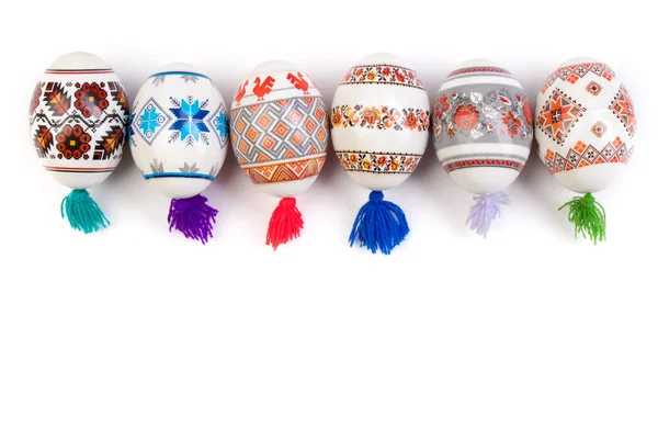 Mutlu Paskalyalar. İzole edilmiş beyaz arka planda renkli, parlak paskalya yumurtaları. Metin için alanı kopyala