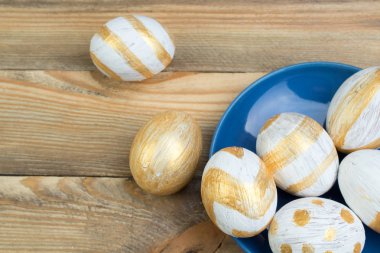 Mutlu ahşap arka plan üzerinde Doğu kart şablonu yuvasını ve boyalı yumurta ile izole