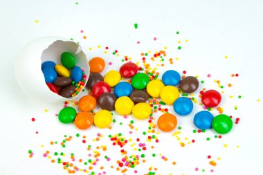 Mutlu paskalya kartı ile kırık Paskalya yumurtası ile çok renkli süslemeleri beyaz zemin üzerine şeker