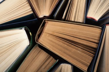 Eski ve kullanılan ciltli kitap veya ders kitapları arka plan olarak 