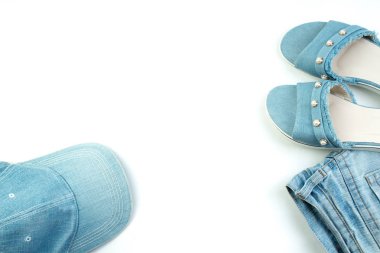 Seyahat, tatil kavramı. Kot, kot, kot beyaz bir arka plan üzerinde kap. Üstten görünüm