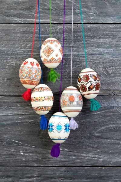 Mutlu paskalya kartı. Gri ahşap masa arka plan üzerinde renkli parlak Paskalya yumurtaları. Metin için yer kopyalayın