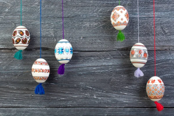 Счастливой Пасхальной Открытки Красочные Блестящие Пасхальные Яйца Сером Деревянном Фоне — стоковое фото