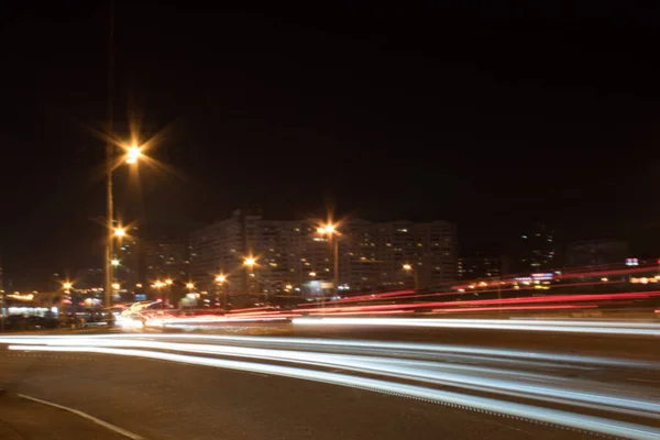 Dálnice v noci. Auto se pohybuje ve vysoké rychlosti, v noci. Blured cesta s osvětlením s autem ve vysoké rychlosti. — Stock fotografie