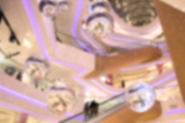 Alışveriş merkezi, mağaza, modern ticaret binası iç mimarisi, soyut bulanık arkaplan.