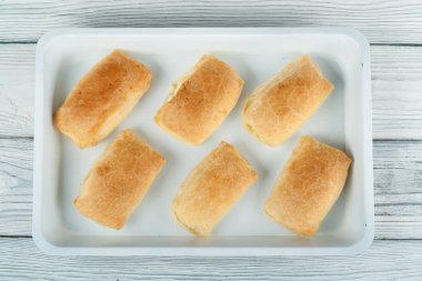 Bir palet üzerindeki pişmiş köftesi. Üstten görünüm