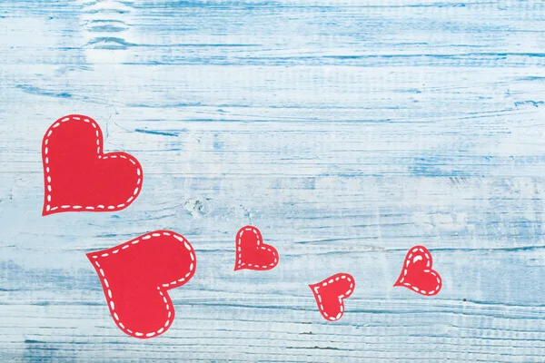 Corazones Papel Rojo Sobre Fondo Madera Azul Día San Valentín — Foto de Stock
