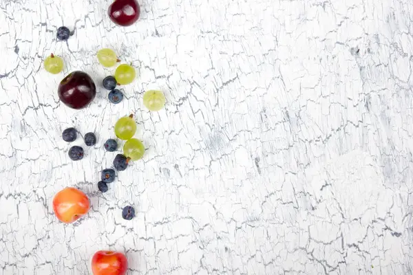 Várias Bagas Frescas Verão Fundo Branco Antioxidantes Dieta Desintoxicação Frutas — Fotografia de Stock