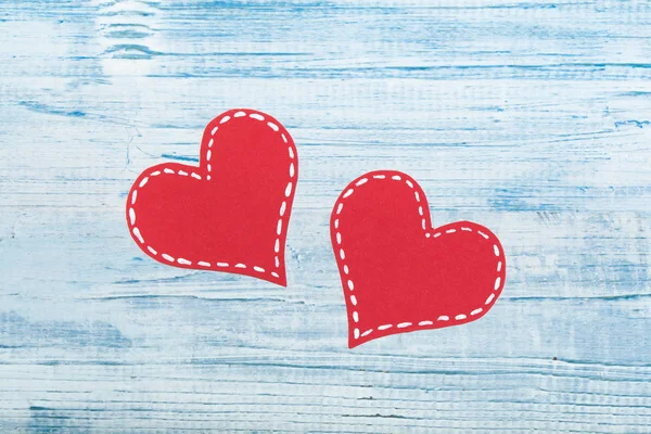 Corações Papel Vermelho Fundo Madeira Azul Dia Dos Namorados Espaço — Fotografia de Stock