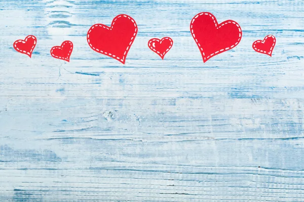 Corazones Papel Rojo Sobre Fondo Madera Azul Día San Valentín — Foto de Stock