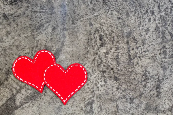 Gri Beton Zemin Üzerine Izole Kırmızı Kağıt Kalpler Sevgililer Günü — Stok fotoğraf