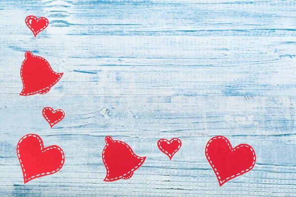 Corazones Papel Rojo Sobre Fondo Madera Azul Día San Valentín — Foto de Stock