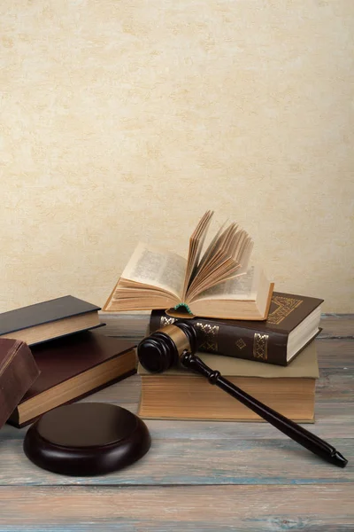 法律概念 开放法律书籍用木制法官木槌在蓝色背景上法庭或法律执法办公室的桌子上 复制文本的空间 — 图库照片