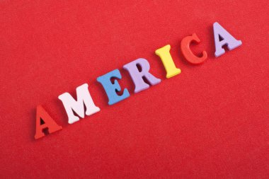 Amerika kelime kırmızı arka plan üzerinde renkli abc alfabe blok ahşap harfler, reklam metni için kopya alanı üzerinden oluşur. Öğrenme İngilizce kavramı.
