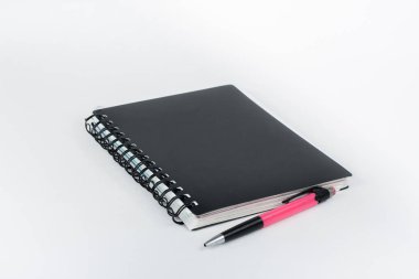 beyaz arkaplandaki defter ve kalem