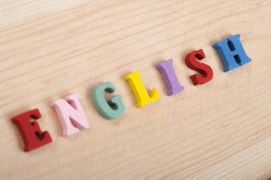 İngilizce sözcük ahşap arka plan üzerinde renkli abc alfabe blok ahşap harfler, reklam metni için kopya alanı üzerinden oluşur. Öğrenme İngilizce kavramı