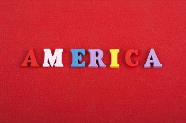Amerika kelime kırmızı arka plan üzerinde renkli abc alfabe blok ahşap harfler, reklam metni için kopya alanı üzerinden oluşur. Öğrenme İngilizce kavramı.