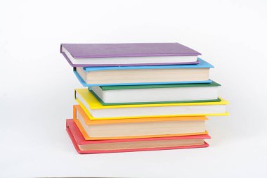 Kitap istifleme. Açık kitap, beyaz arka plan üzerinde ciltli kitap. Okula dönüş. Metin için yer kopyalayın