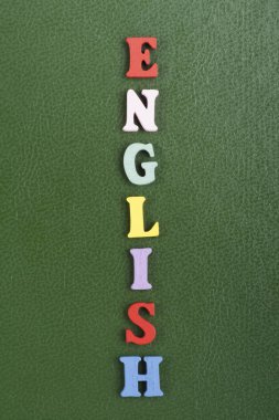 İngilizce sözcük yeşil arka plan üzerinde renkli abc alfabe blok ahşap harfler, reklam metni için kopya alanı üzerinden oluşur. Öğrenme İngilizce kavramı
