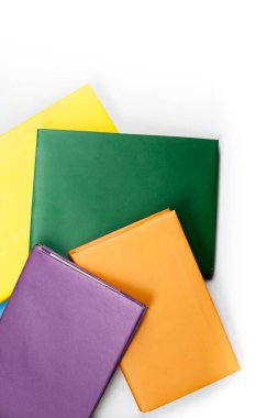 Beyaz arka plan üzerinde ciltli Kitaplar çok renkli. Okula dönüş. Metin için yer kopyalayın