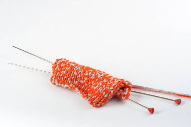 Örgü yün ve örgü iğneleri. Top tekerlek için ahşap masa üzerinde el yapımı örgü teli ile yün