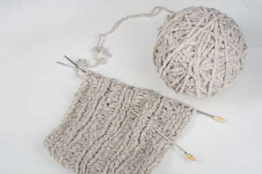 Top tekerlek teli için ahşap masa üzerinde el yapımı örgü yünü gibi. Örgü yün ve örgü iğneleri