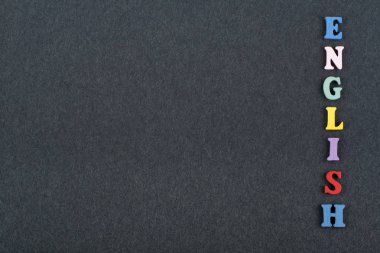 Siyah tahta zemin üzerine İngilizce kelime. Renkli alfabe bloğu tahta harflerden oluşmuş. Reklam metinleri için kopyalama alanı. İngilizce öğrenme kavramı