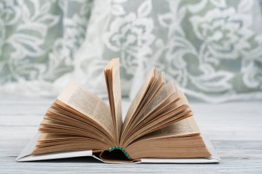 Ahşap masa üzerinde açık ciltli kitap. Doğal arka plan. Okula dönüş. Metin için yer kopyalayın