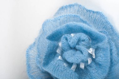 Tiftik yün ve örgü iğneler için örgü el yapımı ahşap masa üzerinde. Mavi çiçek