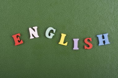 İngilizce sözcük yeşil arka plan üzerinde renkli abc alfabe blok ahşap harfler, reklam metni için kopya alanı üzerinden oluşur. Öğrenme İngilizce kavramı