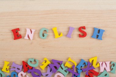 İngilizce sözcük ahşap arka plan üzerinde renkli abc alfabe blok ahşap harfler, reklam metni için kopya alanı üzerinden oluşur. Öğrenme İngilizce kavramı