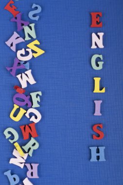 İngilizce sözcük mavi arka plan üzerinde renkli abc alfabe blok ahşap harfler, reklam metni için kopya alanı üzerinden oluşur. Öğrenme İngilizce kavramı
