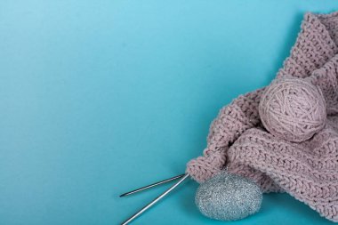 Top tekerlek teli için ahşap masa üzerinde el yapımı örgü yünü gibi. Örgü yün ve örgü iğneleri