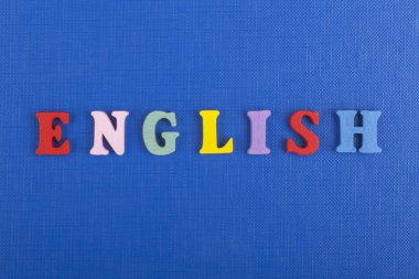 İngilizce sözcük mavi arka plan üzerinde renkli abc alfabe blok ahşap harfler, reklam metni için kopya alanı üzerinden oluşur. Öğrenme İngilizce kavramı