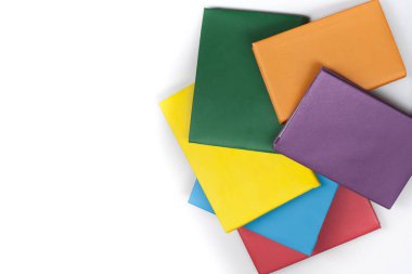 Beyaz arka plan üzerinde ciltli Kitaplar çok renkli. Okula dönüş. Metin için yer kopyalayın