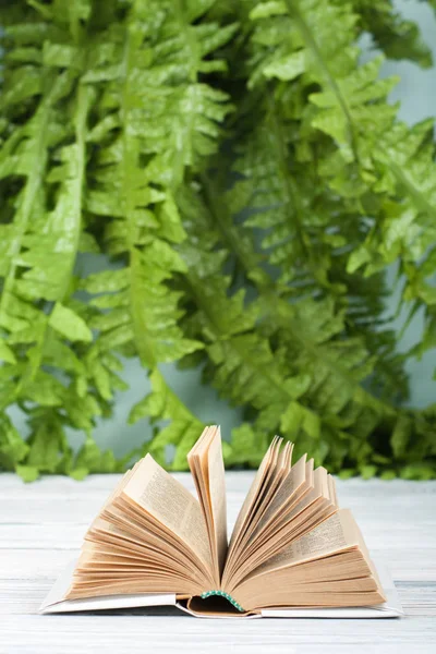 Abrir Livro Capa Dura Sobre Mesa Madeira Fundo Natural Volta — Fotografia de Stock