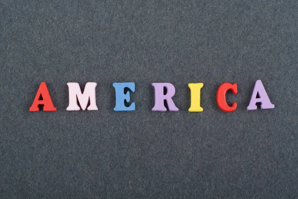 美国文字在黑板背景组成的五颜六色的 Abc 字母表块木制字母 复制空间的广告文字 学习英语概念 — 图库照片