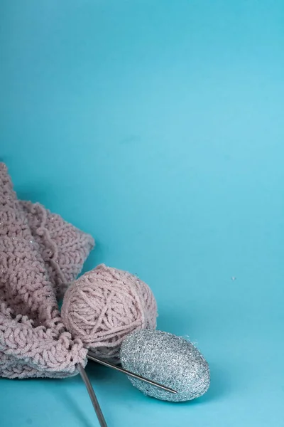 Boule Laine Avec Rayons Pour Tricoter Main Sur Une Table — Photo