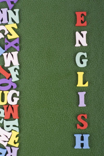 緑の背景に英語の単語は カラフルな Abc アルファベットのブロック木製の文字 広告テキストのコピー領域から構成されます 英語の概念を学習 — ストック写真