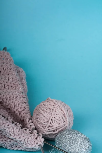 테이블에 뜨개질 스포크와 양모의 양모와 뜨개질 뜨개질 — 스톡 사진